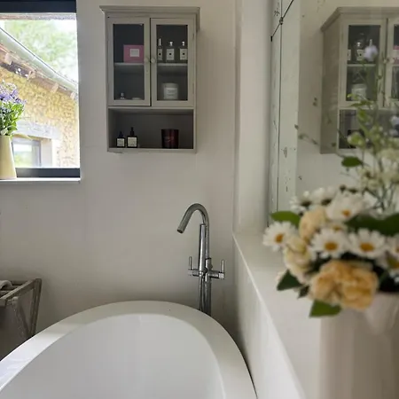 Quiet Countryside House & Secure Garden Дом отдыха *