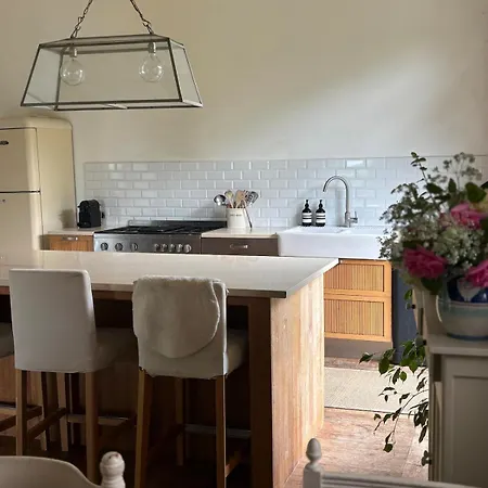 Quiet Countryside House & Secure Garden Дом отдыха *