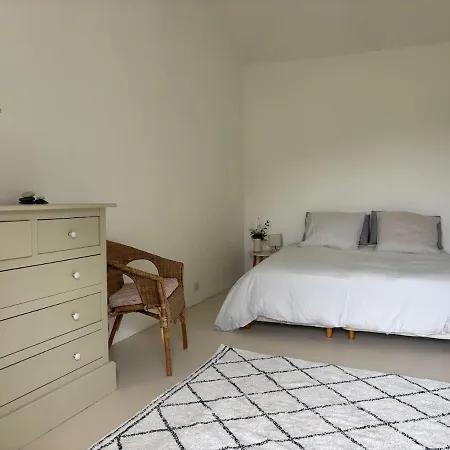 Дом отдыха Quiet Countryside House & Secure Garden Montignac-le-Coq
